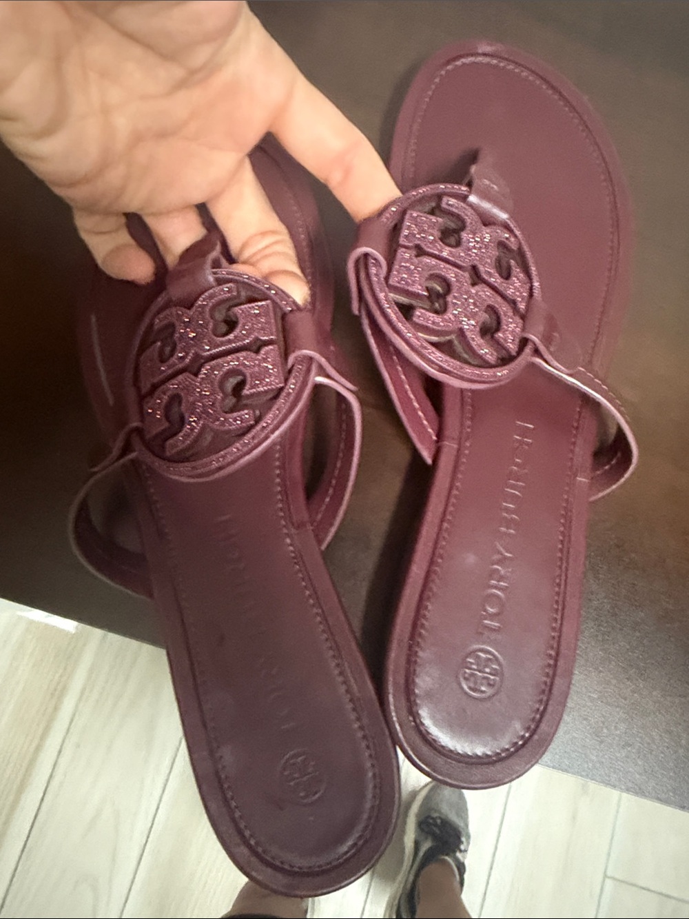 Tory Burch Leather Logo Thong Sandal in Deep Burgundy - Picture 2 of 3